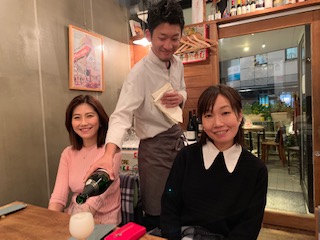 顔出しOKの美女二人。 SandoSando様のニューフェイス、イケメンソムリエさんと3ショット!